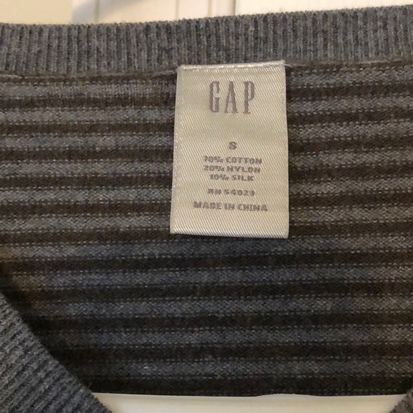 FINAL SALE Gap grey sweater - Picture 2 of 3